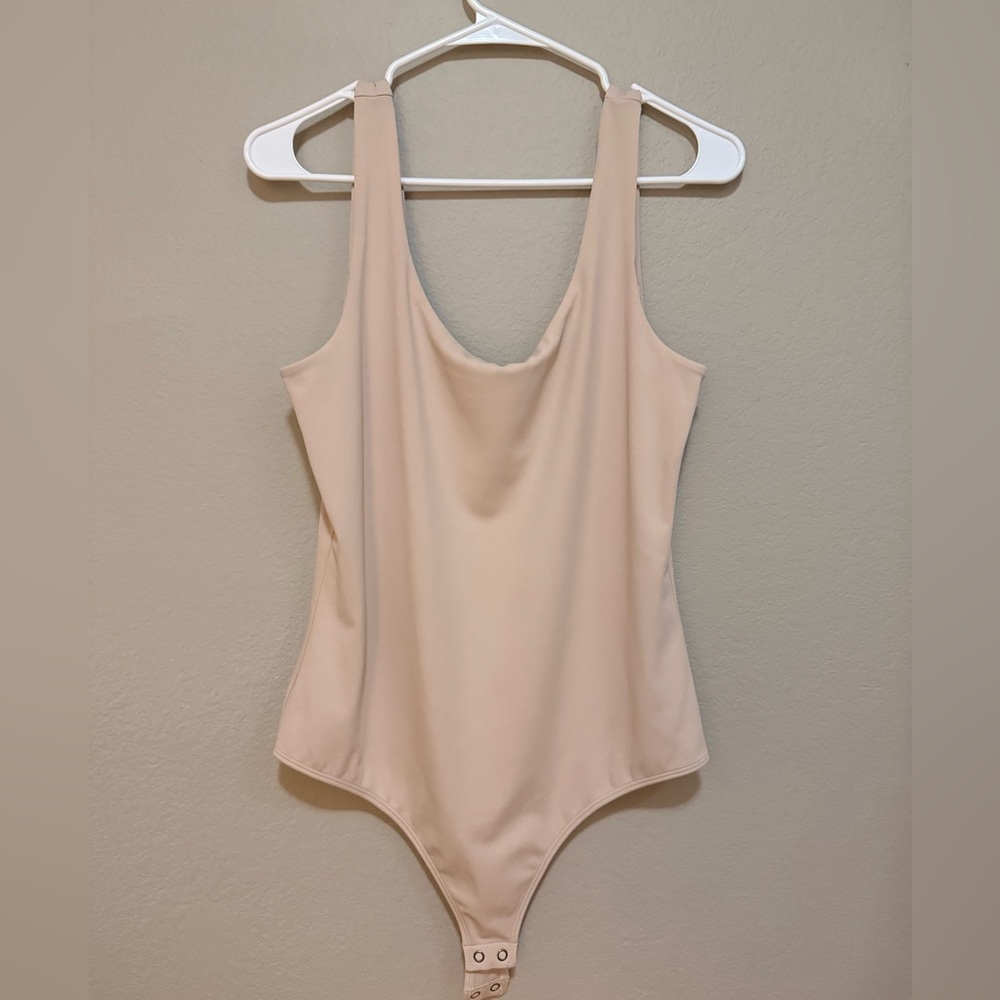 EXPRESS Body Contour Top in Soft Beige Bodysuit Size L